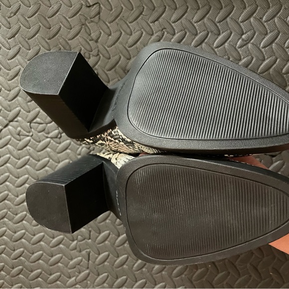 Qupid booties size 8 never worn! - Picture 3 of 3